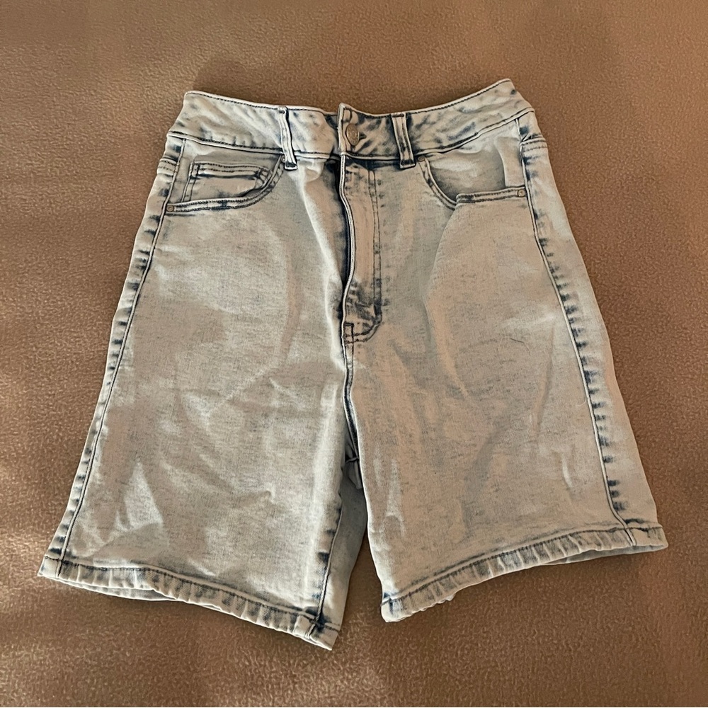 Light wash Bermuda shorts